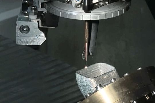 Eine bessere Drahtzufuhr ermöglicht ein genaueres Auftragschweißen. An der Uni Stuttgart wird daran gearbeitet. Eine bessere Drahtzufuhr ermöglicht ein genaueres Auftragschweißen. An der Uni Stuttgart wird daran gearbeitet.