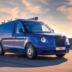 Ab März 2021 soll der elektrische Lieferwagen VN5 das Lieferprogramm ergänzen.(Bild:  LEVC)