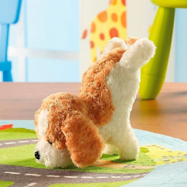 Für alle, die langsam im Homeoffice vereinsamen bietet Monsterzeug diesen Kuscheltier-Hund mit Berührungs- und Akustiksensor an. Für 24,95 Euro hat der Kuscheltier-Hund vier Berührungssensoren am Kopf, Hals, Rücken und Schwanz, durch die er auf Interaktion reagiert. Ein Akustiksensor lässt ihn auch auf Geräusche wie Rufen oder Händeklatschen reagieren. Wie ein gut erzogener Hund kann er „Männchen“ machen. Bei Streicheleinheiten ist ein zufriedenes Brummen zu hören und er beginnt zu bellen, wenn es ihm zu laut und hektisch wird. (Monsterzeug.de)