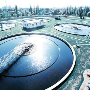 Multi-Level-Frequenzumrichter unterstützen Applikationen, die hohe Drehfeldfrequenzen erfordern. Unter anderem ermöglichen sie eine deutliche Effizienzsteigerung von Turboverdichtern und -kompressoren, die beispielsweise in der Abwasseraufbereitung zum Einsatz kommen.(Bild: ©  Adobe Stock/Kletr)