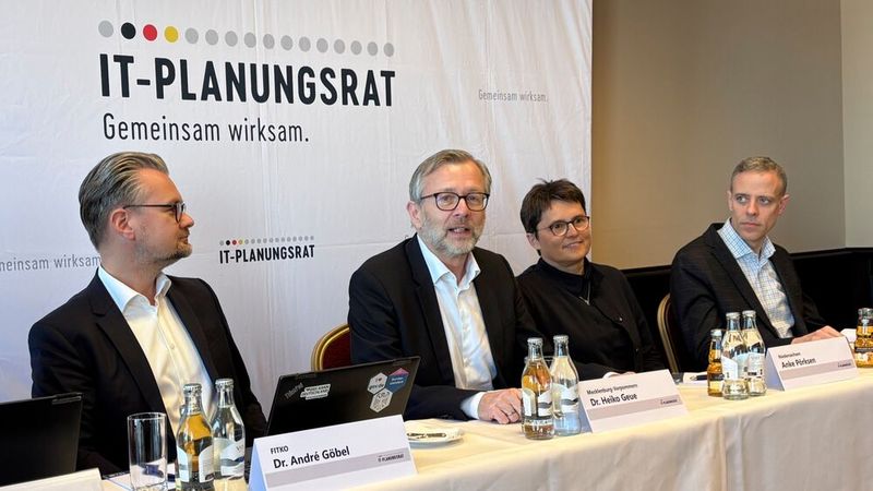 (v. l.) Dr. André Göbel (FITKO), Dr. Heiko Geue (Mecklenburg-Vorpommern), Anke Pörksen (Niedersachsen), Dr. Markus Richter (BMDS) bei der Vorstellung der Beschlüsse.(Bild:  Susanne Ehneß)