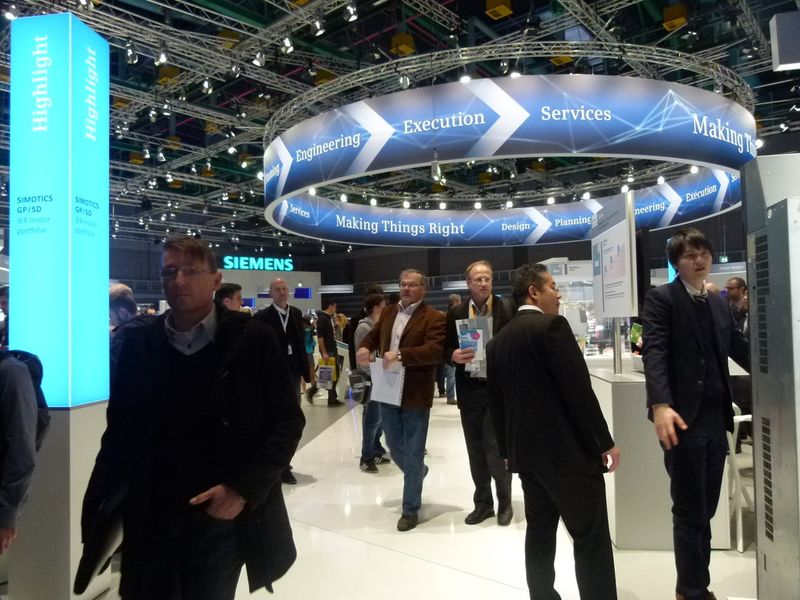Zum 25. Messe-Jubiläum strömten 56.787 Besucher durch die 14 Hallen, in denen insgesamt 1.602 Aussteller ihre Produkte und Lösungen der Automatisierungsbranche präsentierten. Im Kongresszentrum der SPS IPC Drives fanden zudem verschiedene Veranstaltungen statt. Dieses Angebot nahmen 253 Teilnehmer wahr.  (Bild: VBM)