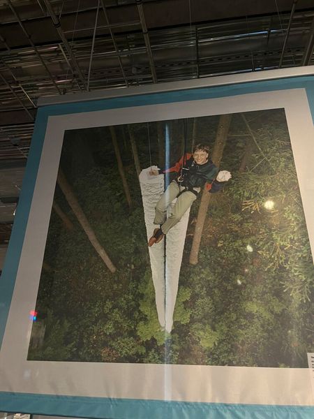 Digitalisierung sei Dank: Das Bild zeigt Microsoft-Mitbegründer Bill Gates auf Säulen aus 300.000 beschriebenen Din-A4-Seiten. Die gleiche Datenmenge ist auch in der kleinen CD-ROM in seiner Hand gespeichert.  (© cm)