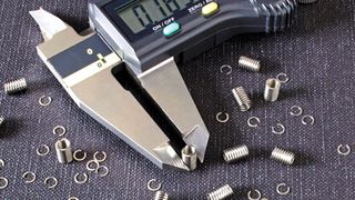 Überall wo ein Federweg, eine Vorspannung oder eine Rückstellung benötigt wird, lassen sich mit Wellenfedern schlanke Konstruktionen realisieren. (TFC)