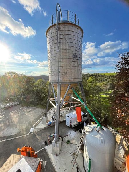 Produktionsanlagen unterschiedlicher Kapazität sind mittlerweile in vielen Kommunen und Straßenmeistereien im Einsatz. Seinen ersten Winter hat der Flowave mit Bravour gemeistert. (Bild: ASF Schwörer)