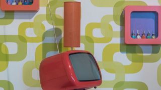 Wohnzimmerkult der 70er – natürlich mit Röhrenfernseher. (Pixabay)