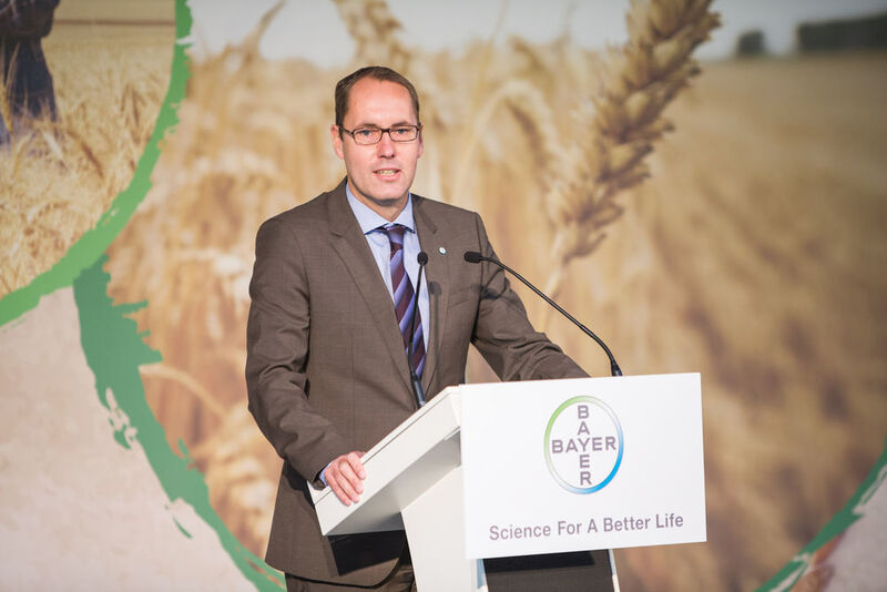 „Mit insgesamt sieben Zuchtzentren für Weizen weltweit haben wir jetzt die besten Voraussetzungen, um in den kommenden Jahren ein führendes Geschäft für Weizen-Saatgut aufzubauen“, Frank Terhorst, Leiter des weltweiten Saatgutgeschäfts, Bayer Crop Science AG (Bild: Bayer Crop Science)