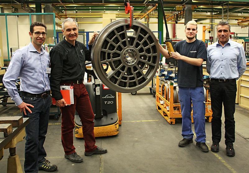 Bis zu 1,20 m Durchmesser können die Zahnräder einer Druckmaschine groß sein. Bei der Fertigung möchte man sich auch in Zukunft weiterentwickeln und den Einsatz von Zerspanungswerkzeugen optimieren. Im Bild: Andreas Knopf und Niklas Kellner von Heidelberg am Zahnrad, Anwendungstechnik und Außendienst von Arno-Werkzeuge. (Arno-Werkzeuge)