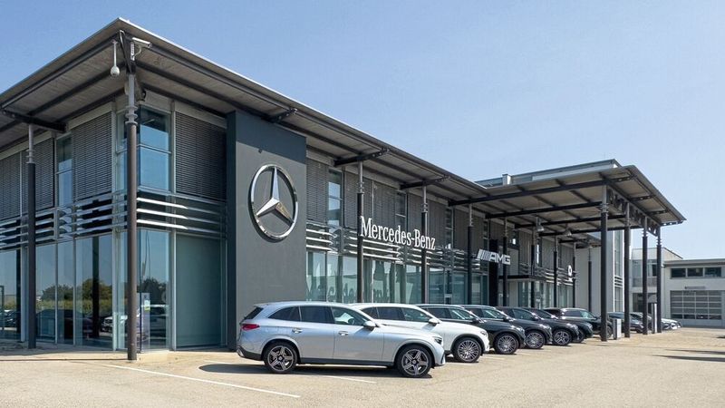 Mercedes-Benz hat 2025 den Verkauf der verbliebenen Niederlassungen gestartet. Den Auftakt gab der Hersteller mit dem Betrieb in Neu-Ulm (im Bild), der an die neu formierte Sterne-Gruppe ging – hinter der renommierte Handelspartner stehen.(Bild:  KBU Werbeagentur)