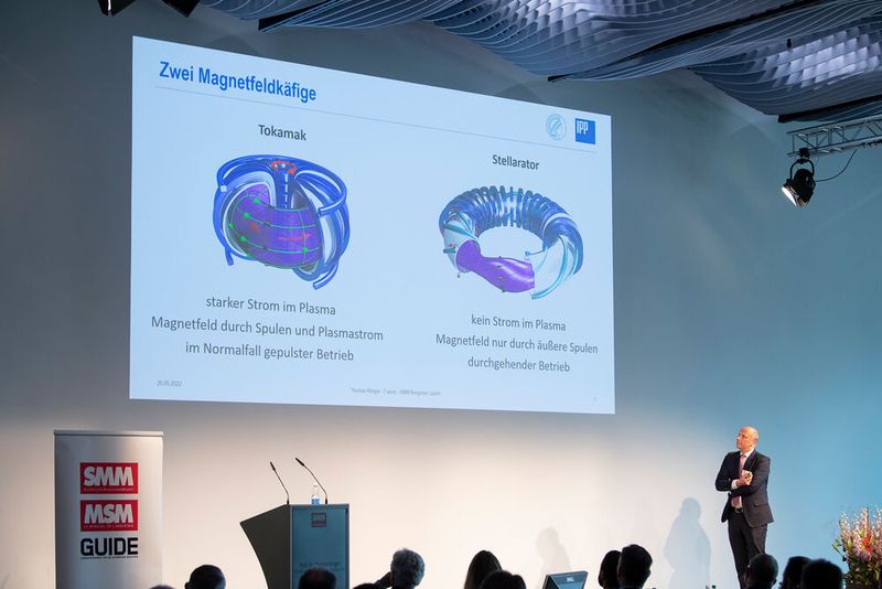 Prof. Dr. Thomas Klinger vom Max Planck-Institut für Plasmaphysik zeigte in seiner Keynote, wie man die Fusion von Wasserstoff auf der Erde nachbilden kann und in wieweit das die Energie der Zukunft sein kann. (Bild: Thomas Entzeroth)