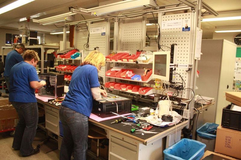 Noch sind die Arbeitsbereiche recht eng nebeneinander, doch werden bereits neue Produktionstische in einer der Hallen errichtet. (IT-BUSINESS/Sarah Maier)