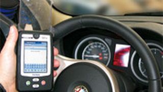 Mit modernen handlichen Diagnosegeräten lassen sich bereits bei der Fahrzeugannahme umfangreiche Prüfungen von elektronischen Fahrzeugsystemen durchführen. Mithilfe eines Stellgliedtests lässt sich innerhalb weniger Sekunden z. B. die Funktion von Anzeigeelementen prüfen.  (Foto: Dominsky)