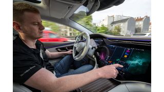 Moderne Infotainmentsysteme können den Fahrer leicht ablenken. Bisher ist das lediglich bei wenigen Szenarien mit aktiven Level-3-System erlaubt. (Bild: Mercedes-Benz AG)