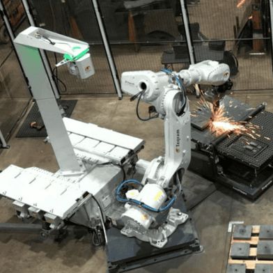 Das System verarbeitet schwere Bleche bis zu 200 kg vollautomatisch, ohne Programmierung oder Teaching. (Bild: Teqram)