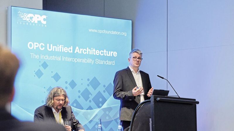 KI trifft auf Maschinenbau: Dr. Holger Kenn und Erich Barnstedt (im Bild) präsentieren die neuen KI-Schnittstellen und Cloud-Initiativen der OPC Foundation.(Bild:  OPC Foundation)