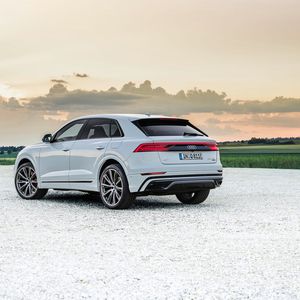 Den Audi Q8 TFSI e-Quattro gibt es in zwei Antriebsvarianten: Als 55 TFSI mit 381 PS (280 kW) und als 60 TFSI mit 462 PS (340 kW) Systemleistung.(Bild:  Audi)