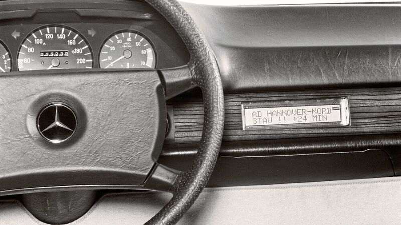 Erprobt werden beim Mercedes-Benz 307 E nicht nur elektrische Antriebskonzepte, sondern auch der „Routenrechner“, ein Vorläufer des Navigationssystems. Er liefert Informationen für eine mögliche Streckenänderung. Das Bild zeigt die Situation bei einer Stauwarnung.  (Bild:  Mercedes-Benz AG)