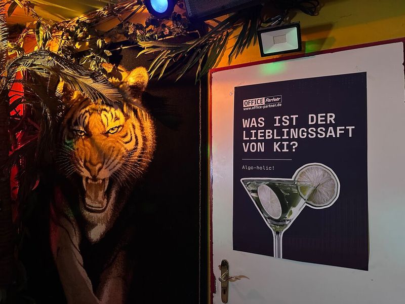 Das Office Partner Team hat sich witzige Plakate einfallen lassen. (Bild: Vogel IT-Medien GmbH)