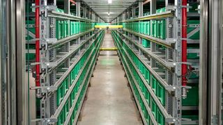 Im automatischen Kleinteilelager (AKL), dem Herzstück der neuen Logistikimmobilie von Reisser, lagern zwei Drittel aller Artikel auf 114.000 Behälterstellplätzen – vom Dichtungsring bis zur Armatur. (Reisser)