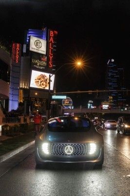 Weltpremiere des Mercedes-Benz F 015 Luxury in Motion auf der CES: Revolution der Mobilität (Mercedes-Benz)