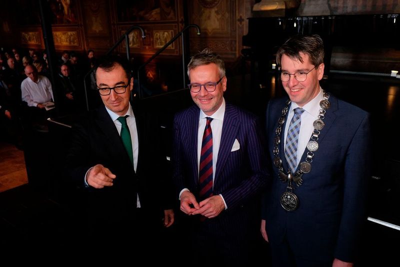 Gute Laune vor intensiver Diskussion: (v.li.) Gastredner Cem Özdemir, Ansgar Staudinger, Präsident des Verkehrsgerichtstags, und Goslars Oberbürgermeister Oliver Junk. (Zietz/»kfz-betrieb«)