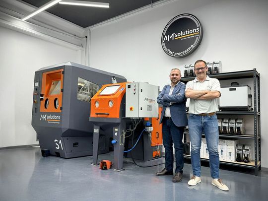 Mit der AM-Solutions-Strahlanlage S1 konnte der spanische 3D-Druck-Spezialist Aitiip Technology Center seinen Nacharbeitsaufwand einstmals mehreren Stunden auf rund 30 Minuten verringern. Lesen Sie hier, welche Vorteil das automatische Post Processing noch bringt.(Bild:  AM Solutions)
