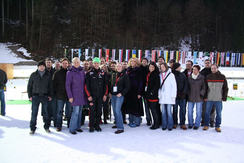 Alle Gäste beim Gruppenfoto mit dem Olympia-Gewinner und mehrfachen Weltcup-Gewinner Fritz Fischer. (Archiv: Vogel Business Media)