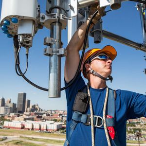 KRITIS-Betreiber sollten in ihren Institutionen auf ein ganzheitliches Sicherheitskonzept setzen, dass sowohl IT-Sicherheit und Datenschutz als auch die physische Sicherheit berücksichtigt. (Bild:  ASSA ABLOY Sicherheitstechnik GmbH)