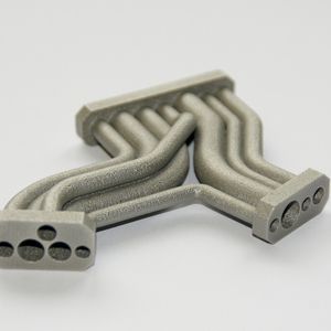 Bild 1: 3D-Druck vom Dienstleister, wie die im Laserschmelzverfahren hergestellte Schlauchverbindung, kann sich für den Auftraggeber lohnen.