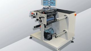 Die kompakte Umroll- und Schneidemaschine CMC-US320 umrollt und schneidet bis zu einer Bahnbreite von 320 mm.  Bild: CMC Maschinenbau (Archiv: Vogel Business Media)
