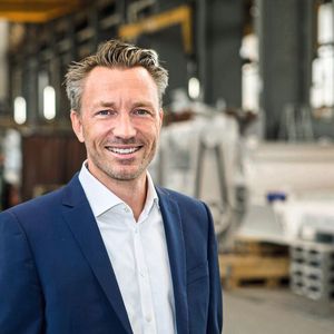 „Mit dem nun dritten Großprojekt erreichen wir einen hohen Reifegrad eines noch sehr jungen, neuartigen Recyclingverfahrens“, freut sich Daniel Zeiler, Vice President im Geschäftsbereich Recyclingtechnik bei BHS-Sonthofen.(Bild:  BHS-Sonthofen)