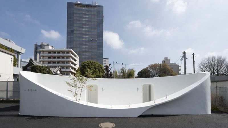 Die Toilettenanlage, entworfen von dem Architekten Sou Fujimoto, erinnert mit ihren weißen geschwungenen Linien an ein überdimensionales Waschbecken. (Standort: Nishisando/Architekt: Sou Fujimoto).(Bild:  The Nippon Foundation / TOTO Ltd.)