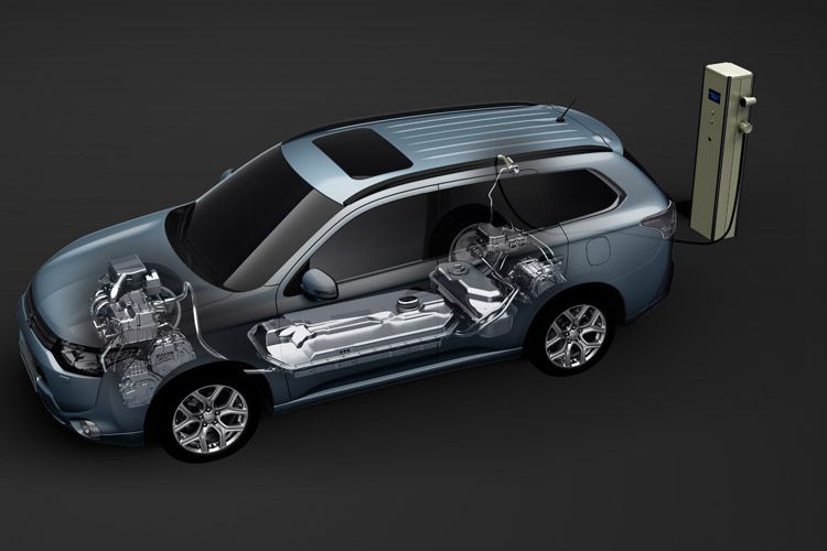 Die Japaner nutzen dabei die auf dem Heimatmarkt und in Frankreich verbreiteten Chademo-Stecker. Weil die deutschen Hersteller ein anderes System bevorzugen ist die Zahl der geeigneten Säulen hierzulande gering. (Foto: Mitsubishi)