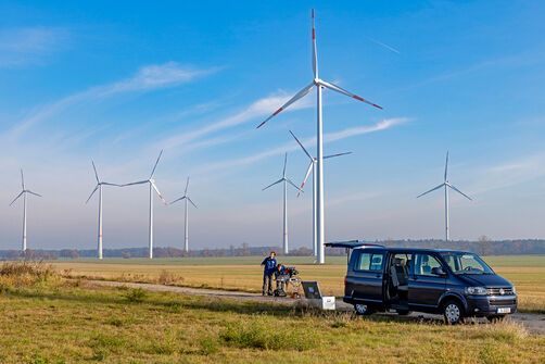 Die Bundesanstalt für Materialforschung und -prüfung (BAM) forscht derzeit an Speziallegierungen, die als Schweißzusatz die Schweißnähte an Offshore-Türmen für Windkraftanlagen stabiler werden lassen. So könne der Leichtbau derselben klappen.(Bild:  BAM)
