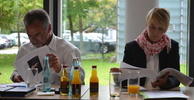 Konzentration im Doppelpack: Rainer Schopp (Uhlmann Pac-Systeme) und Anica Stuke (Phoenix Contact). (Bildquelle: marconomy)