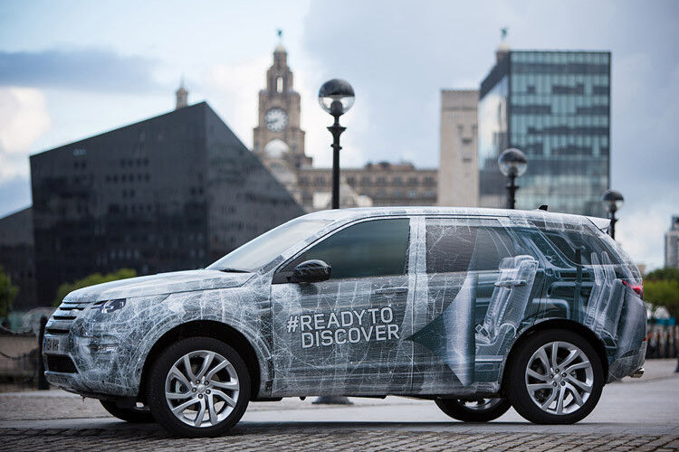 Der neue Land Rover Discovery Sport, hier noch getarnt, feiert sein Debüt am 3. September. (Foto: Jaguar Land Rover/James Cheadle)