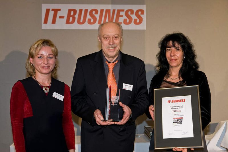 Detlef Kleemann nimmt für den Peripherie- und Komponenten-Distributor Tragant den Gold-Award entgegen. (Archiv: Vogel Business Media)