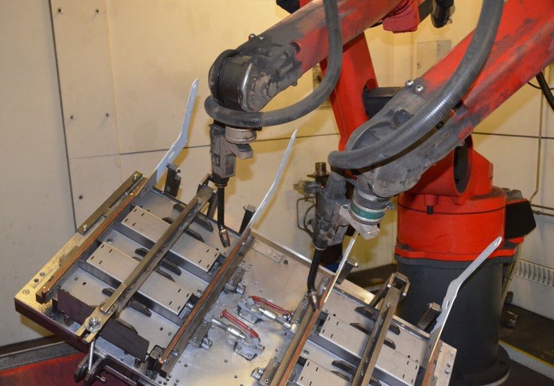 Mit sechsachsigen Robotern und dem auf einem Schwenktisch montierten Werkstück lassen sich selbst schwer zugängliche Bereiche schweißen. Die Schweißpistolen sorgen für optimale Bauteilzugänglichkeit und gleichbleibend hochwertige Schweißergebnisse. (Bild: Dinse)