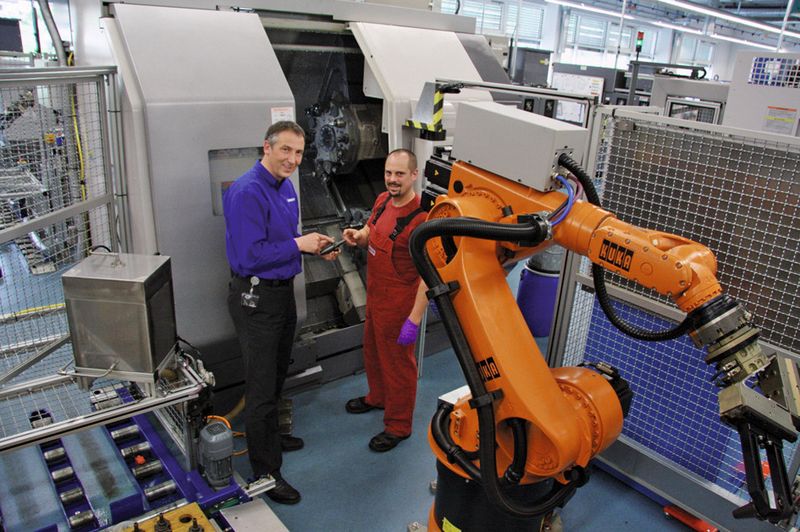 Seit 1998 setzt das Unternehmen auf voll automatisierte Prozesse mit Knickarmroboter, damit die Maschinen mannarm laufen können. (Bild: M. Böhm, SMM)
