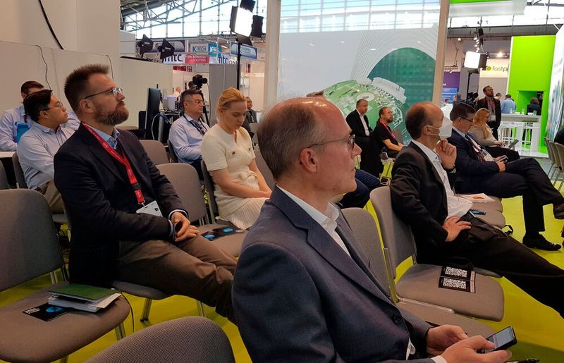 Besucher des 2. WEEF auf der electronica 2022 (Bild: Elektor)