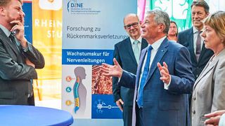 Joachim Gauck und seine Lebensgefährtin Daniela Schadt im Gespräch mit Prof. Frank Bradke. (DZNE / Volker Lannert)
