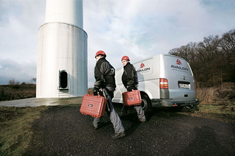 Eigens für dieses Upgrade entwickelte man spezielle Werkzeuge und Arbeitsprozesse, die den kosteneffizienten Austausch der Rotorkabel direkt auf der WEA ermöglichen und den Einsatz eines externen Kranes überflüssig machen.  (Bild: Availon)