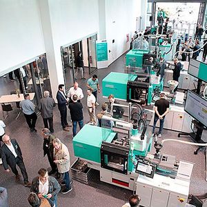 Die Kunden und Partner von Arburg nutzten ausgiebig die Gelegenheit, sich selbst ein Bild vom modernisierten ATC Radevormwald zu machen. Auf allen sieben Allroundern waren dazu auch spannende Anwendungen zu sehen.(Bild:  Arburg)