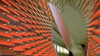 Rotorblattfertigung: Schon 2010 hat Nordex in seiner Rostocker Produktion von der Boxen- auf Linienfertigung umgestellt. (Bild: Nordex)