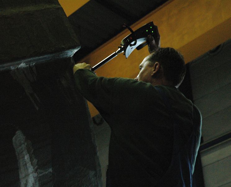 Obenauf dank der Leica T-Probe: Das mobile KMG erleichtert die Messung schwer zu erreichender Punkte. (Bild: Hexagon Metrology)