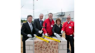 NRW-Wirtschaftsminister Garrelt Duin (2.v.l.) bei der Grundsteinlegung für die neue Karosserieblech-Produktionslinie mit Hydro-Vorstand Kjetil Ebbesberg (Mitte) und Geschäftsführer Dr. Pascal Wagner (r.). Als Ehrengäste gratulierten der Landrat des Rheinkreises Neuss, Hans-Jürgen Petrauschke (l.), und Grevenbroichs Bürgermeisterin Ursula Kwasny (2.v.r). (Foto: Hydro/Anja Tinter)