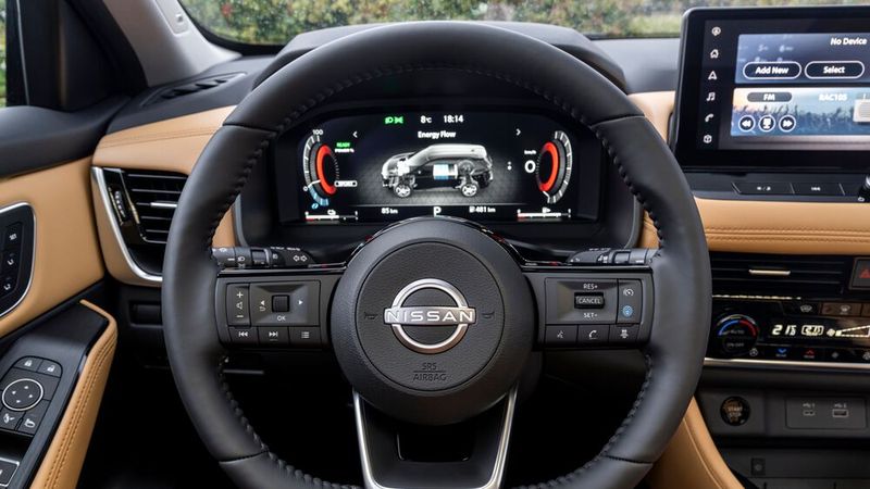 Der Blick des Fahrers fällt auf das komplett aus Displayfläche bestehende Kombiinstrument.  (Bild: Nissan)