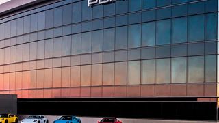 Porsche muss im ersten Halbjahr 2024 im Vergleich zum Vorjahreszeitraum Einbußen beim Absatz verkfraften. Vor allem das China-Geschäft schwächelt. Dafür sind die Premiumfahrzeuge in Deutschland umso beliebter, wie es aussieht ... (Bild: Porsche)