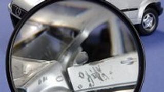 Ein Kostenvoranschlag ist kein Gutachten. Hiefür schauen auch die KWR-Sachverständigen genau hin – und zwar am Fahrzeug. (Foto:  Jörg Lantelme - Fotolia.com)