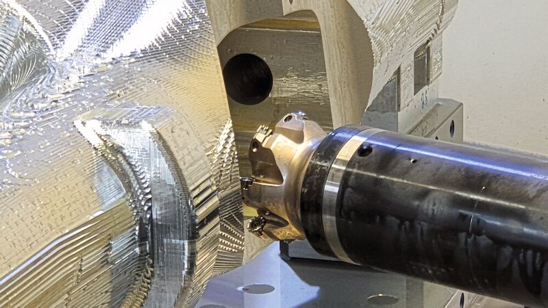 Die gezackten Rundplatten des Ingersoll-Fräsers Form Master Pro erzeugen beim Schruppen kleine, dünne Späne für wenig radialen Druck der Schneide. (Bild: Ingersoll)